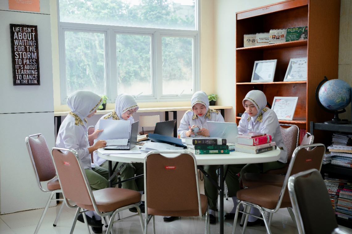 Institut Kesehatan & Universitas Rajawali